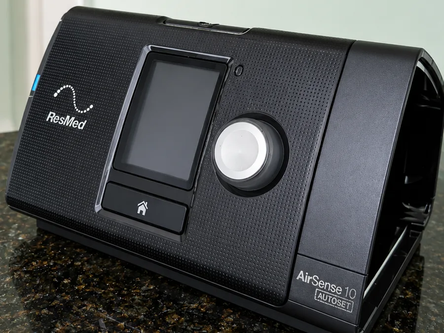 CPAP ResMed AirSense 10 AutoSet visto de frente, com tela e botão giratório
