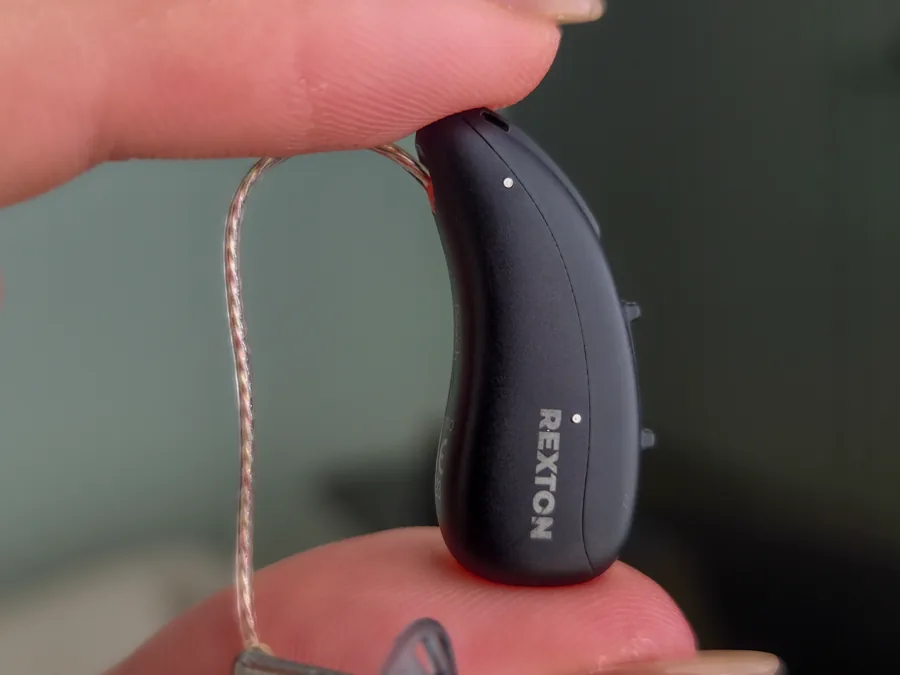Aparelho auditivo Rexton preto na clínica AudioTao