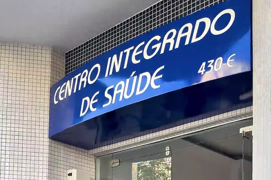 Fachada do Centro Integrado de Saúde, prédio onde fica a AudioTao
